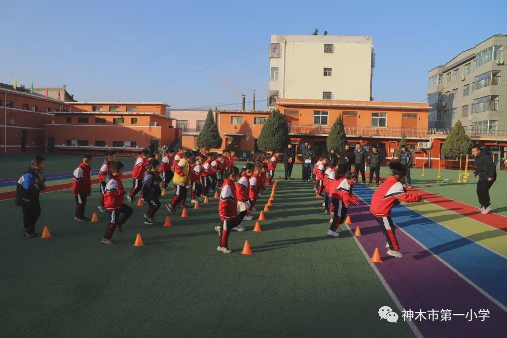 神木第一小学拔河比赛,小学体育优质课简报