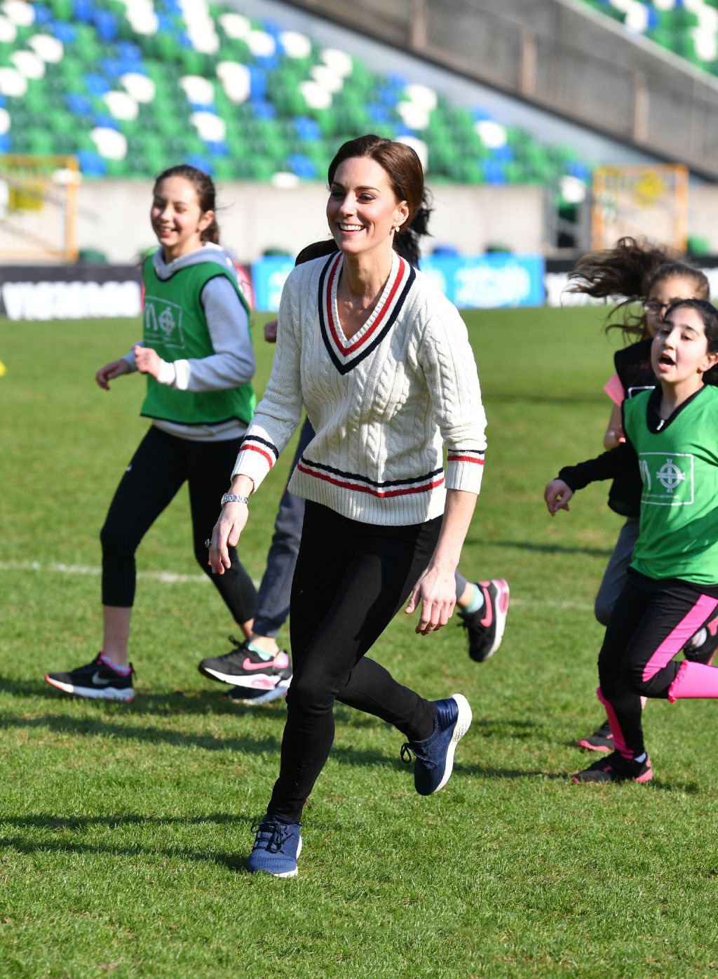 凯特王妃踢足球,凯特王妃运动穿搭