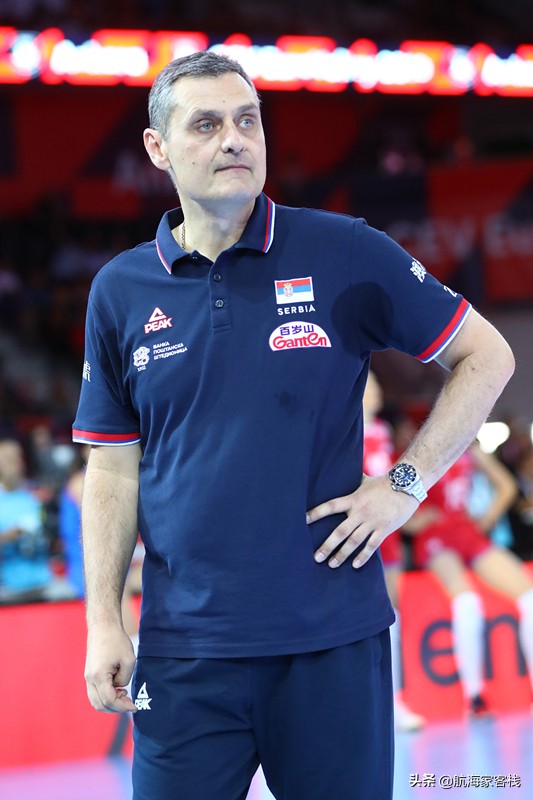 塞尔维亚女排卫冕欧锦冠军，贝尔格莱德全城雀跃欢腾