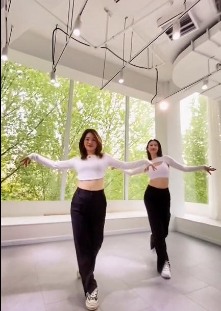 张俪穿露脐装跳舞,张俪跳舞露脐装