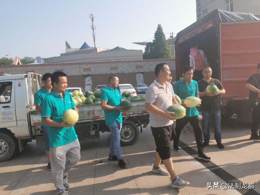 炎炎夏日送清凉关怀暖人心,炎炎夏日送清凉丝丝关爱入心田