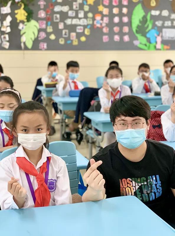 “嘿，我们开学啦！”今日返校师生自拍留念这一刻