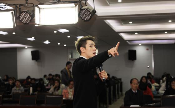 靠卖化妆品成千万富翁,靠卖化妆品一年赚几百亿美金