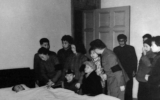 55年新军装设计出现争议，陈赓一句话逗笑全场，叶帅：你这个家伙