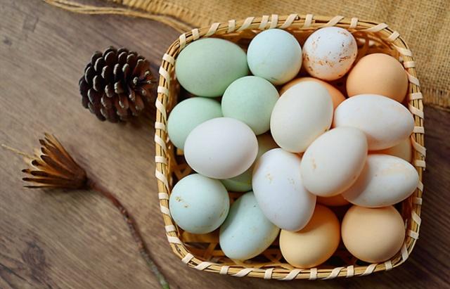怎样分别人造鸡蛋和真正的鸡蛋,超市里卖的鸡蛋是人造鸡蛋吗
