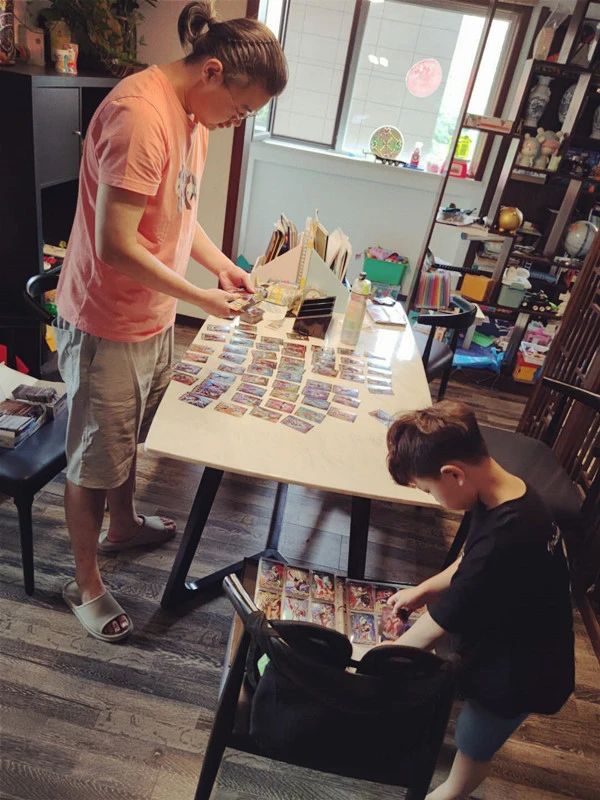 奥特曼卡片是雷霆还是黑钻版,奥特曼卡片到底要不要买呢