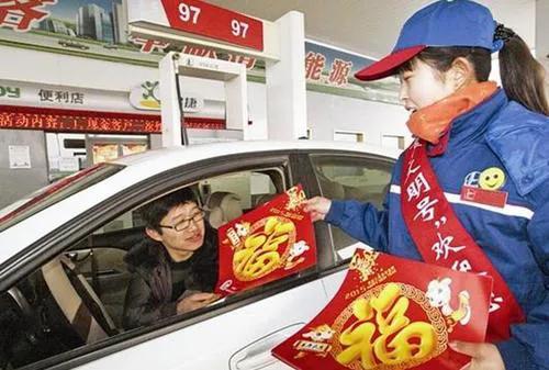 加油站上班一个月工资是多少钱,加油站工资低为什么都抢着去上班