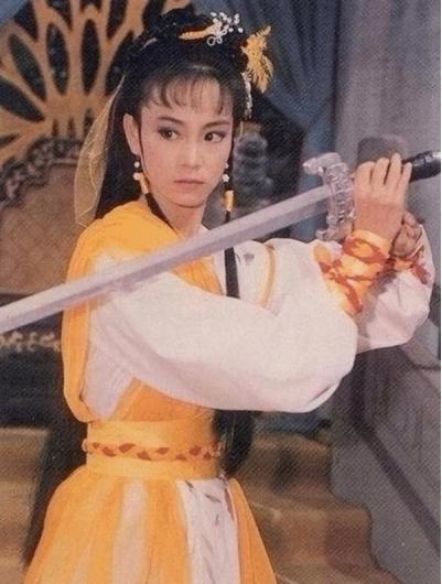 她是范冰冰的恩人，曾被抛弃流产不育，中年又意外丧夫，悲惨一生