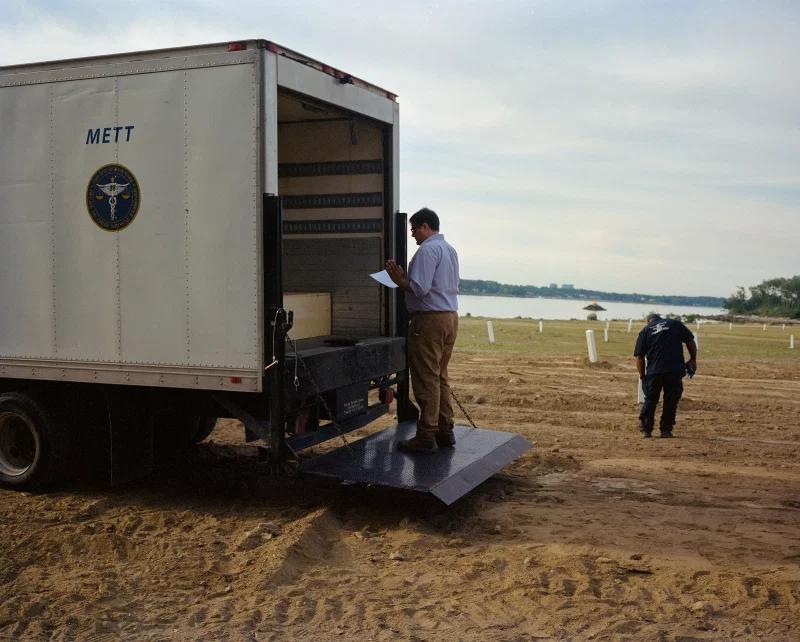 尸体堆积!纽约650名新冠死者无法入土,躺卡车8个月到腐烂