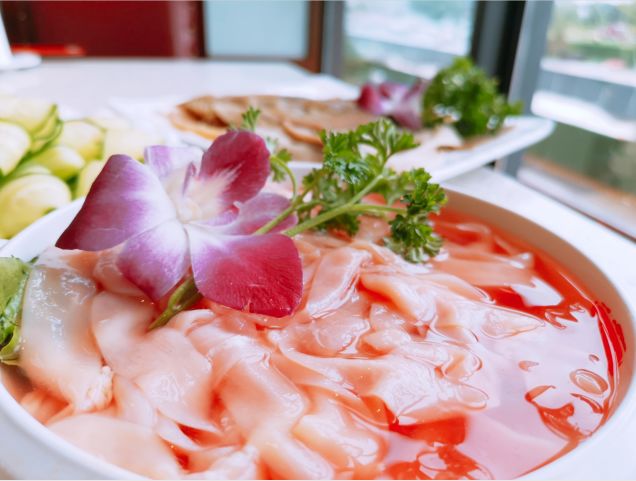 左手鲜香麻辣，右手尺颊生香！8荤6素~成都锦城大院火锅4人99元