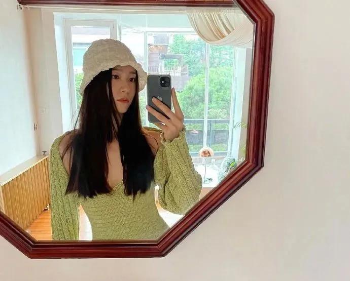 气质针织秋冬穿搭一整套,明星同款针织衫日常穿搭