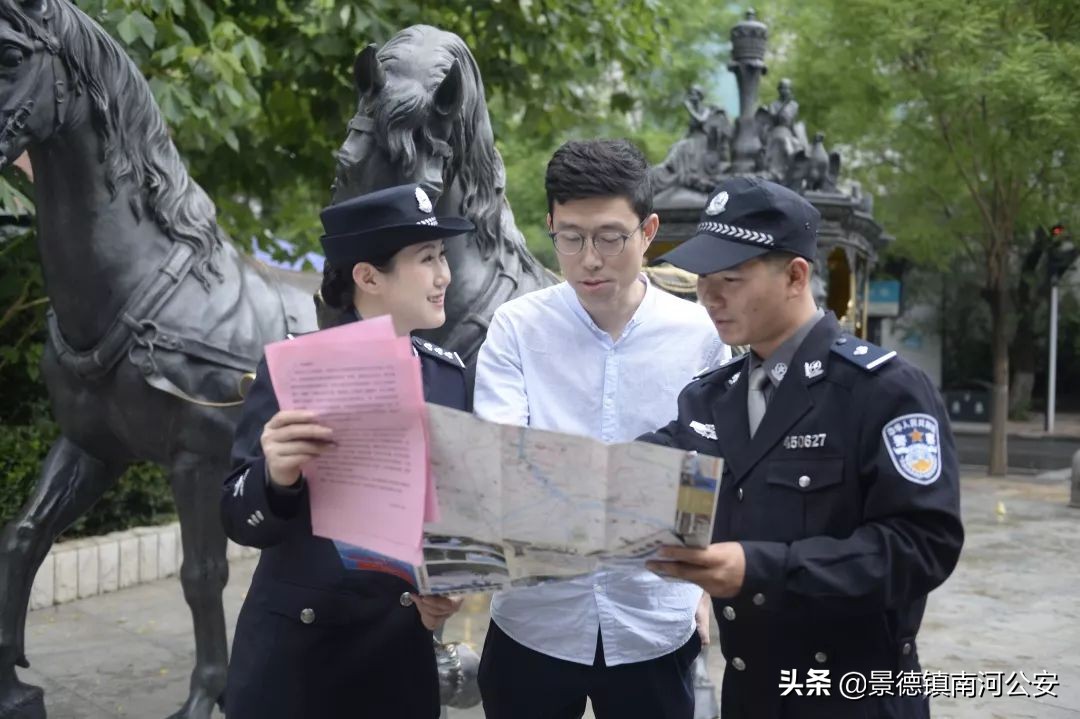 珍贵实拍70年代,一张图看警服的变迁