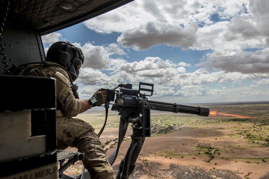 新强式机枪正面照珠海航展,珠海航展舱门机枪