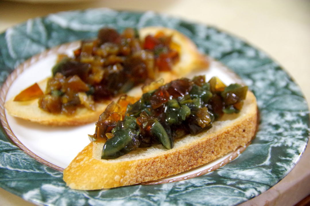 皮蛋和它一起拌简直绝配，5块钱一大盘吃上瘾了，去饭店都吃不到