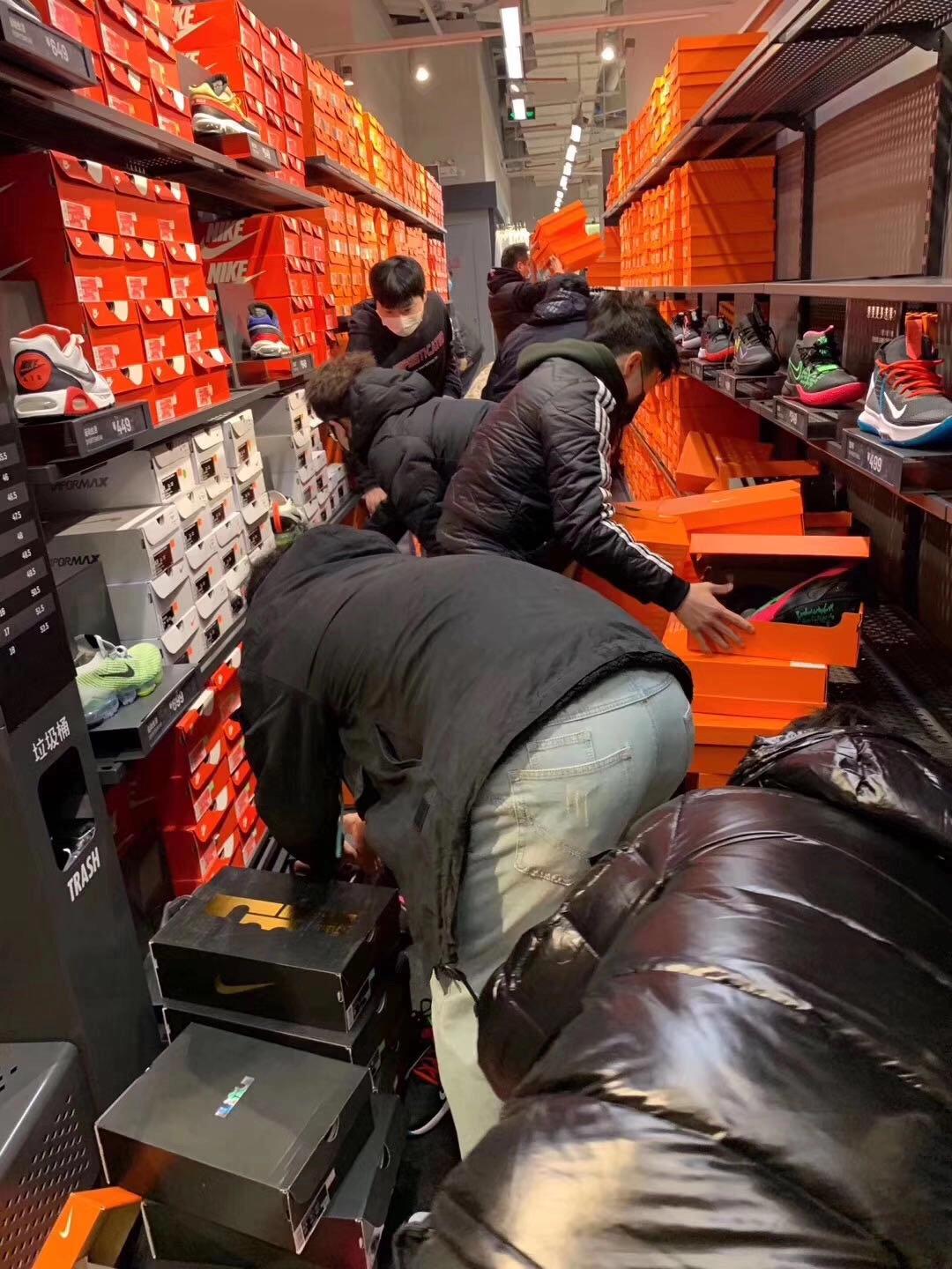 现在买阿迪耐克的多吗,临街的耐克阿迪为啥这么便宜