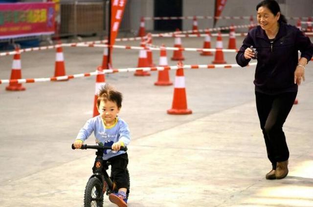 家长过度保护对孩子的危害,平衡力对孩子的重要作用