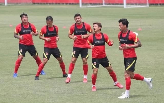 李铁向工作团队和球员表达感谢，同时明确表态：希望理解他的严厉