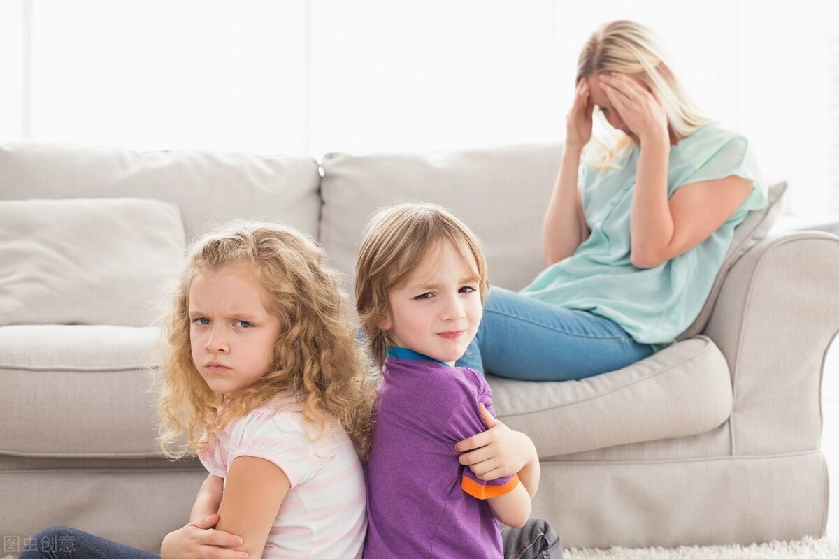 俩小孩打架父母怎么处理,两个孩子打架爸妈怎么处理