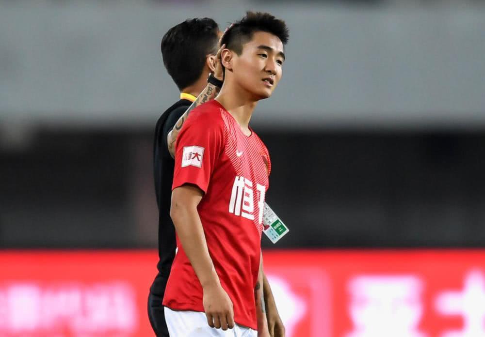 恒大变天了！靠主场昏哨勉强战平河南建业太丢人，郑智暂代主帅