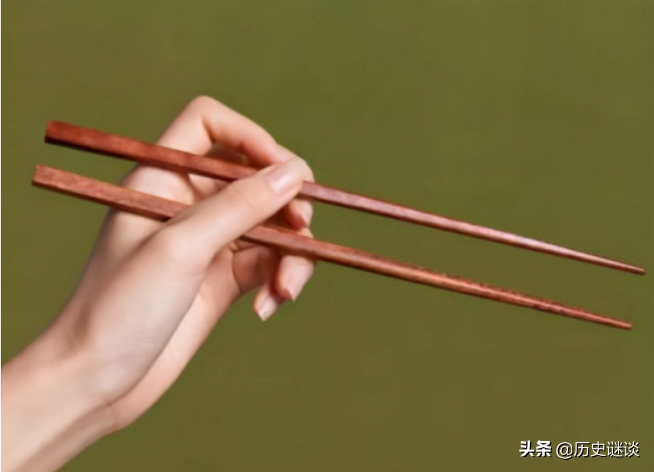 日本的“新筷子”螺旋状造型，一根掰开变成两根，网友看后却笑了