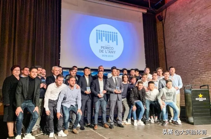 武磊从西班牙回来看望徐根宝视频,徐根宝带弟子庆祝生日