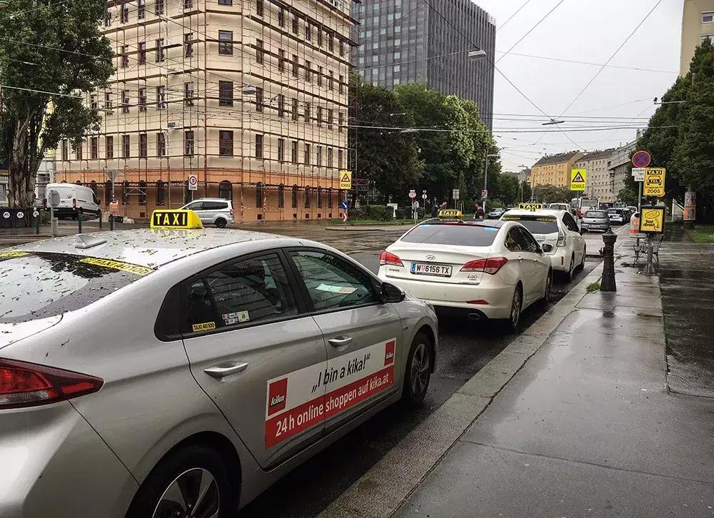 公共停车位被电动车霸占违不违法,电动车占用公共停车位的行为