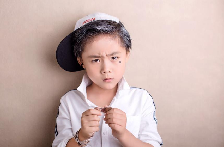 5岁孩子撕坏车衣被打,孩子碰坏车被打爸爸来解决