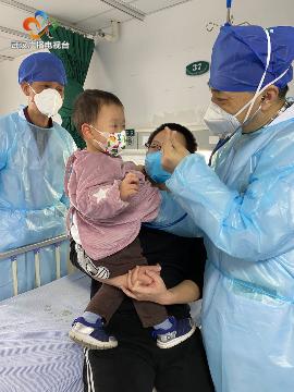 核桃仁卡住小孩气管,小孩吃核桃仁卡住了怎么办