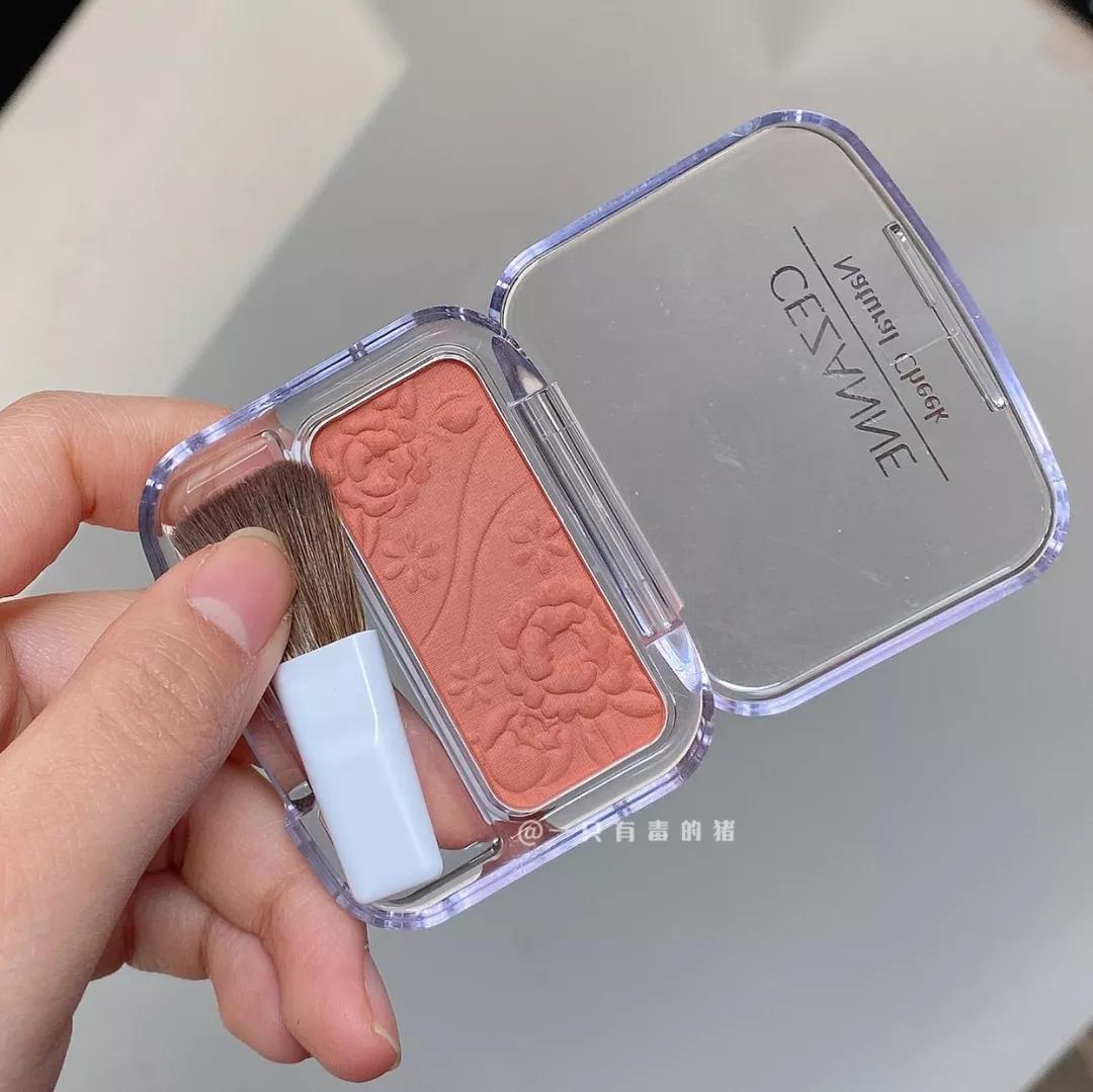 黄皮彩妆推荐一套还是二套,适合黄皮的大牌彩妆推荐眼影