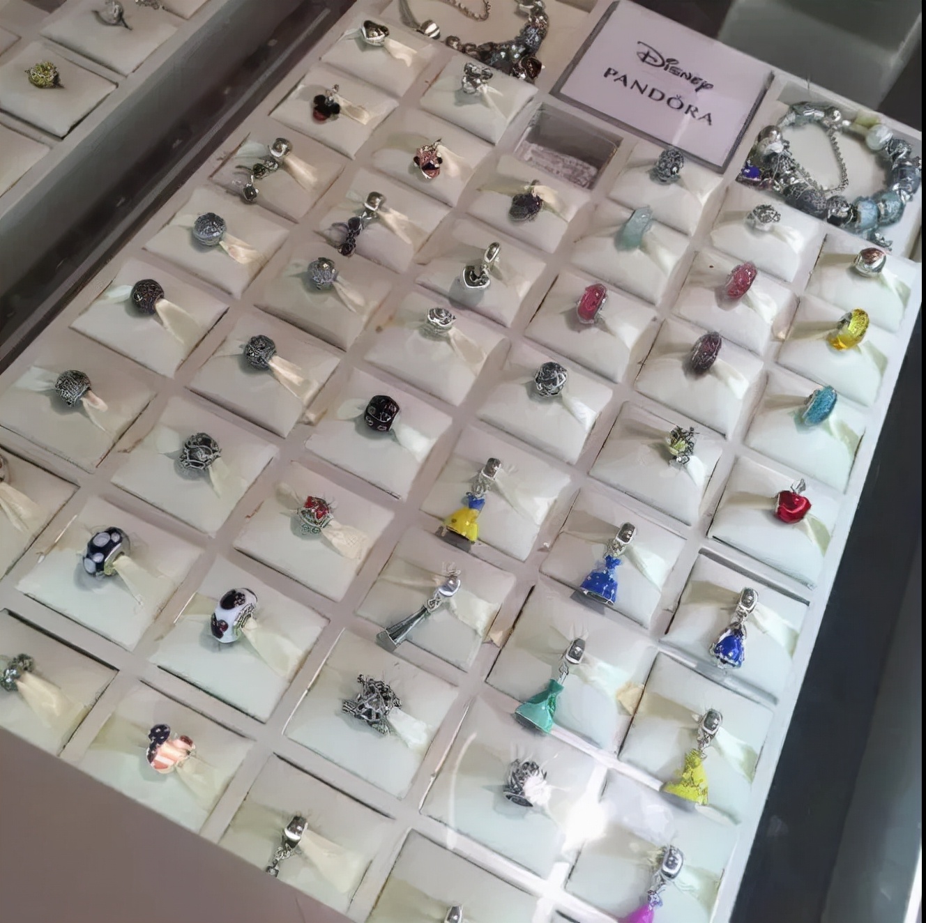 巨亏600亿!被1亿人捧起来的“超级名媛”,人设崩塌