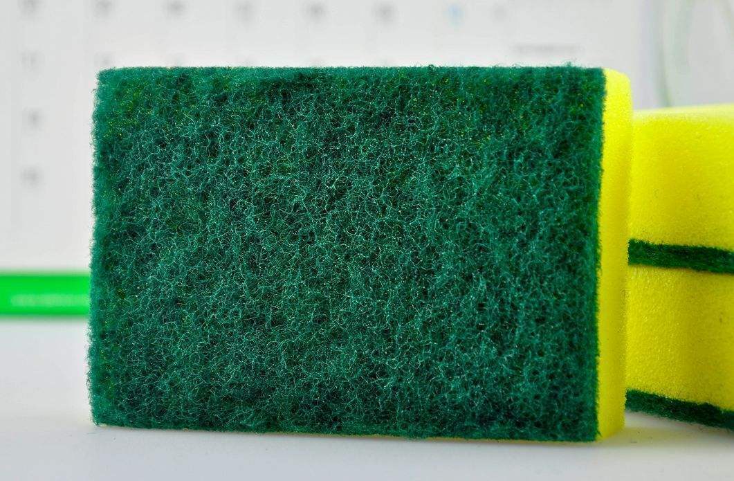 卫生纸和衣服一起洗了怎么去纸屑,衣服上沾了纸屑用洗衣机洗得掉吗