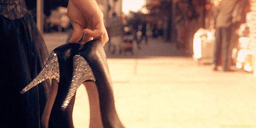 鞋子水洗后发黄,白鞋子怎样刷才能不发黄还很干净