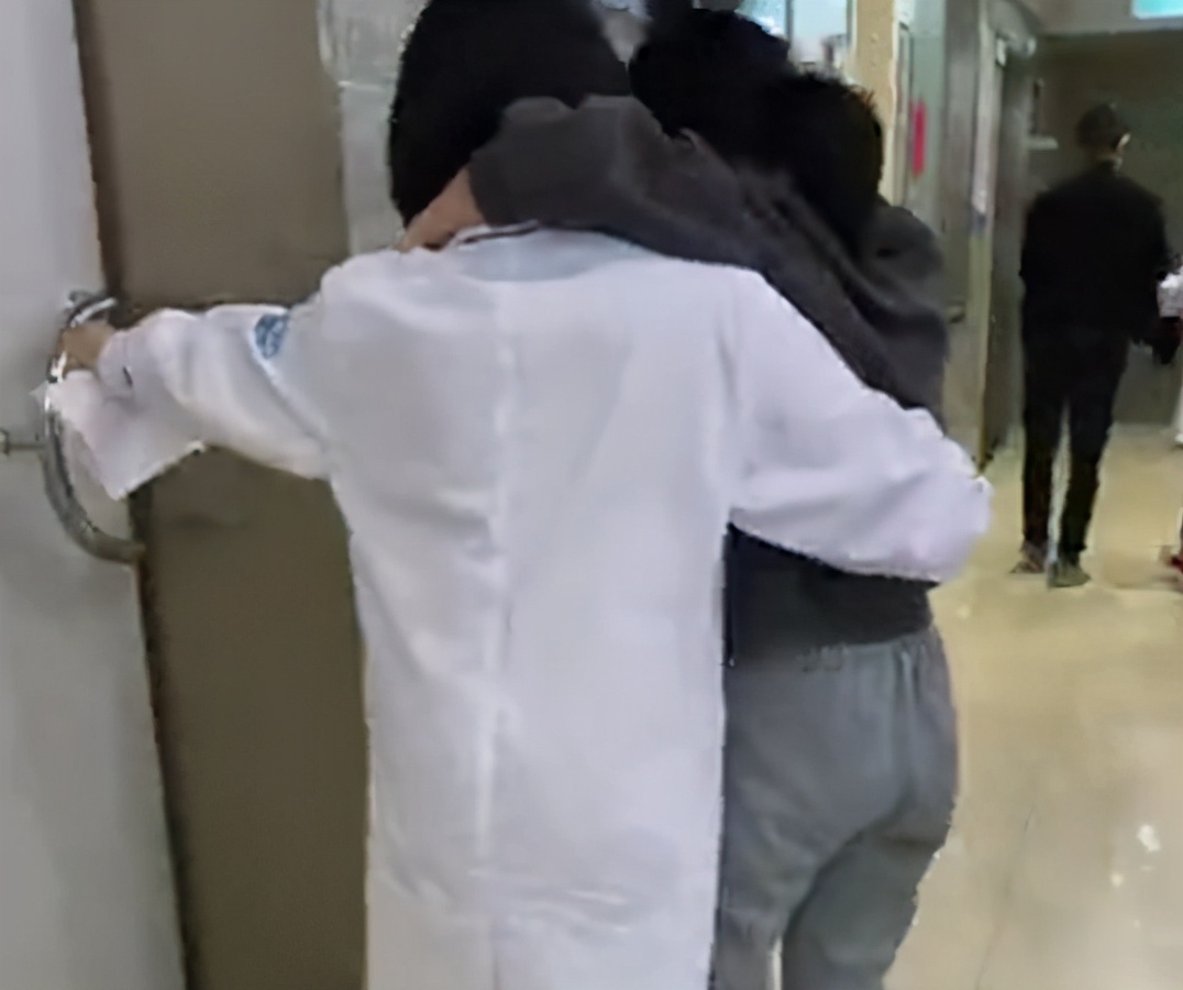 青少年脊椎疼要怎么治疗呢,风湿性腰腿痛是风湿病吗