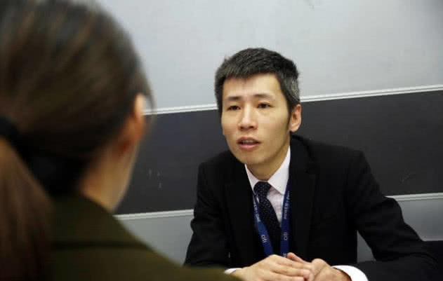 面试：上司爱看足球赛，那你会看吗？90后如实回复，当场录用