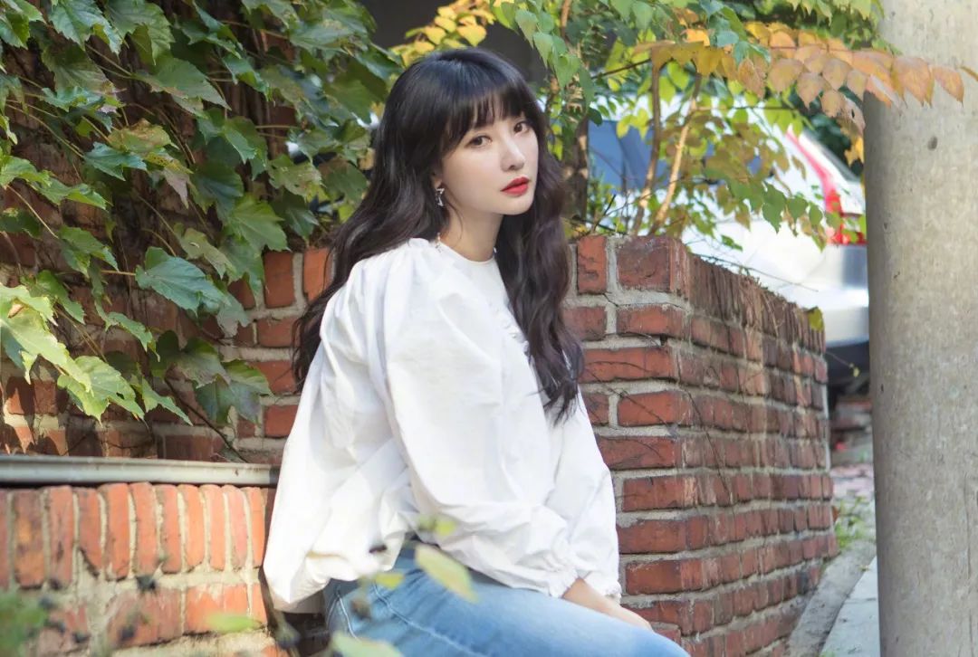 一个低胸性感女王,私底下想活得更严肃和朴素