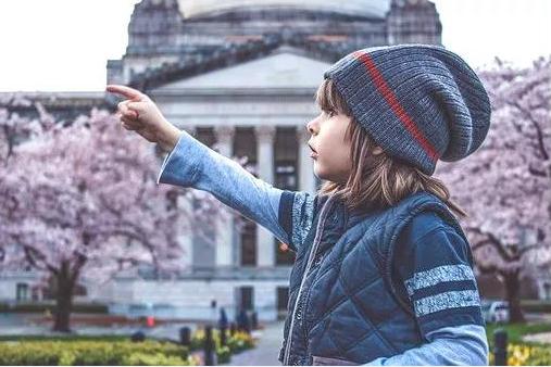 孩子哭闹发脾气能打吗,两岁宝宝发脾气哭闹打滚