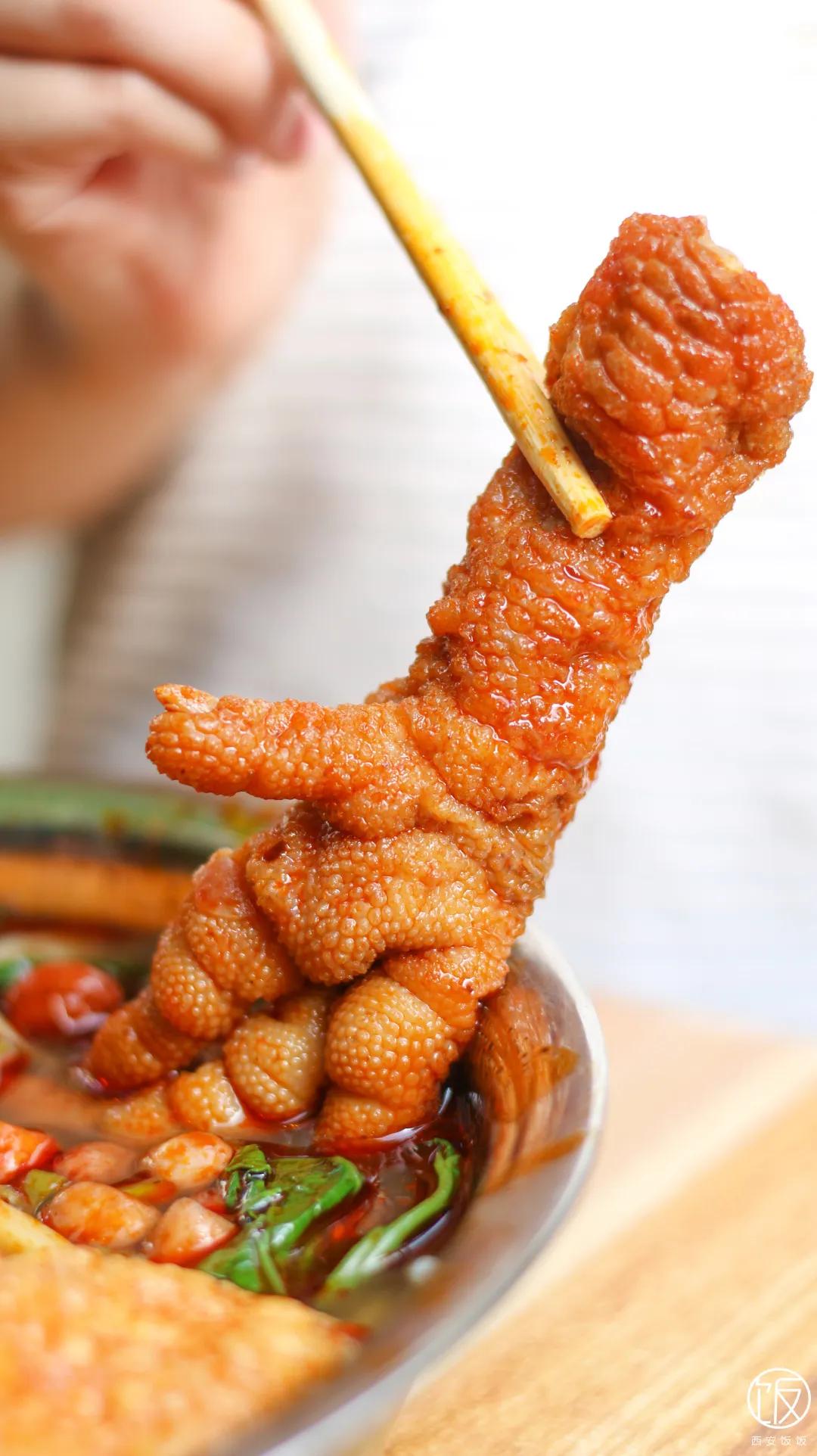 又香又臭的螺蛳粉太美味了,又臭又香螺蛳粉真的很好吃