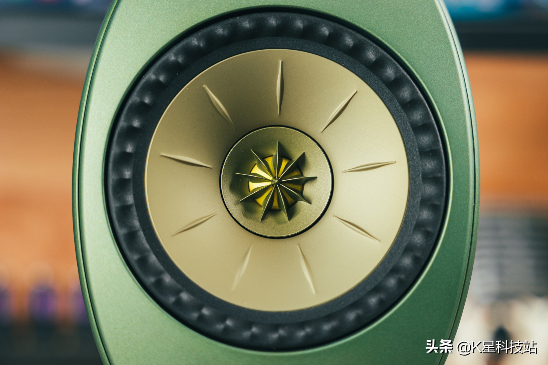 花2K为工作室准备了造型奇特的蛋，KEFEGGDUO有源桌面音箱值吗？