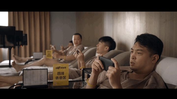 我们跑遍几个网红城市，发现有一种四人社交游戏很火