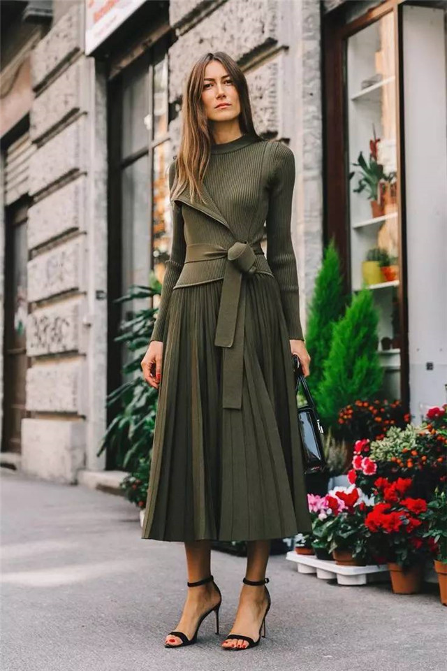 脸色暗黄穿高级灰减龄吗,女人过了40岁别总穿一身黑