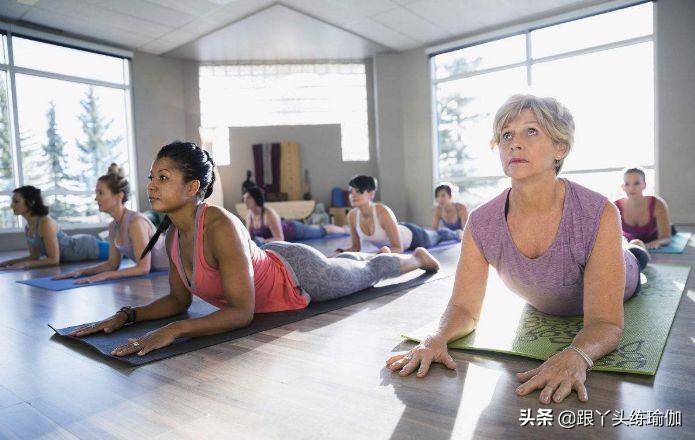 瑜伽缓解腰椎病的动作,治疗腰椎突出的瑜伽姿势