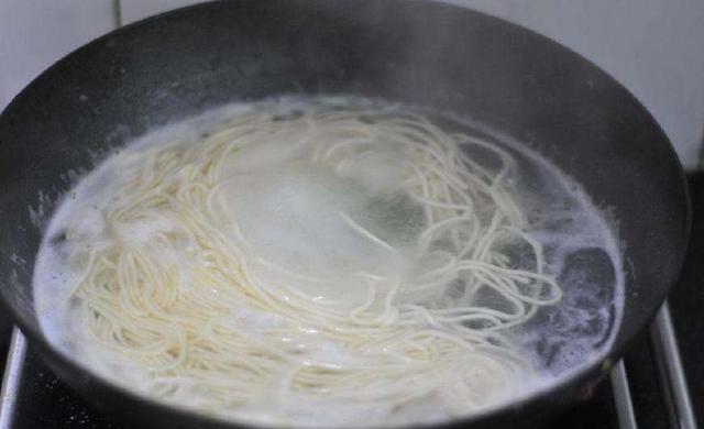 煮面条面条成团怎么补救,煮面条粘成一坨怎么吃