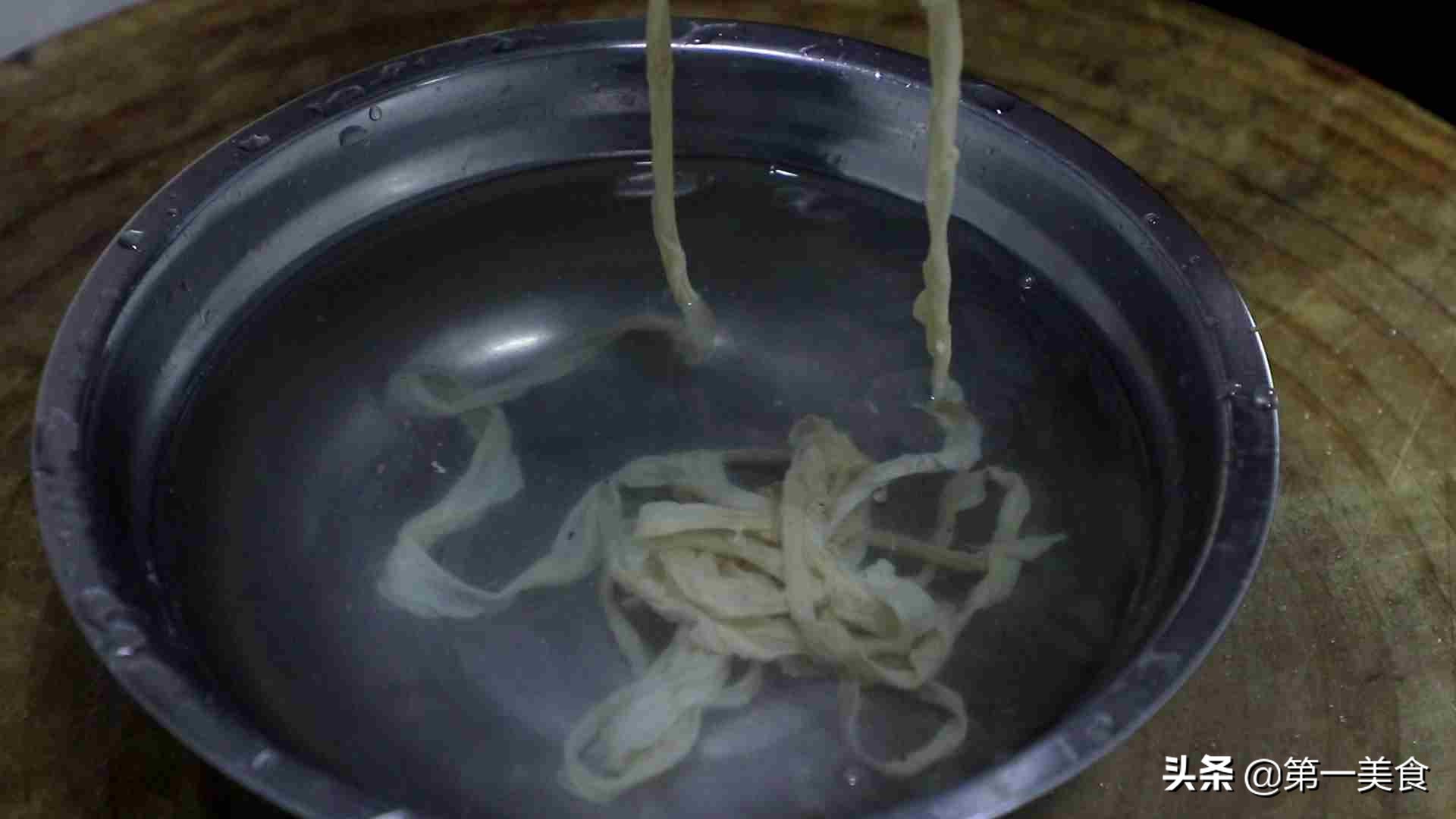 自制香肠的家常做法10斤肉多少盐,自制香肠是煮熟保存还是生的保存