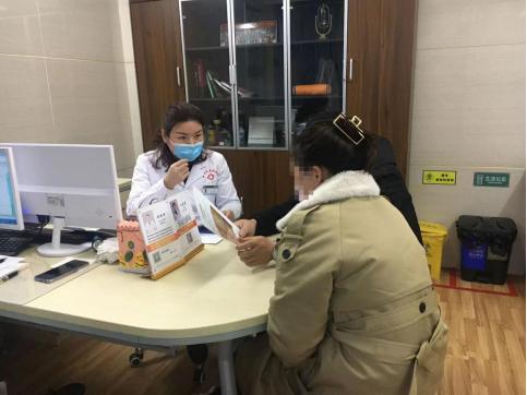 女人眼睛周围长疙瘩图片,女人眼睛周围长疙瘩是怎么回事