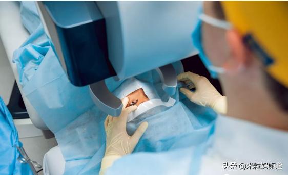 你知道孩子出生为什么有远视眼吗,什么原因会导致婴儿先天远视眼