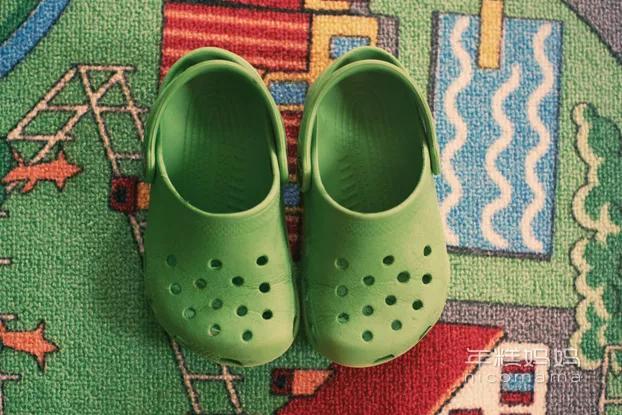 夏天不能让孩子穿的四种鞋子,夏天不能给孩子买鞋子