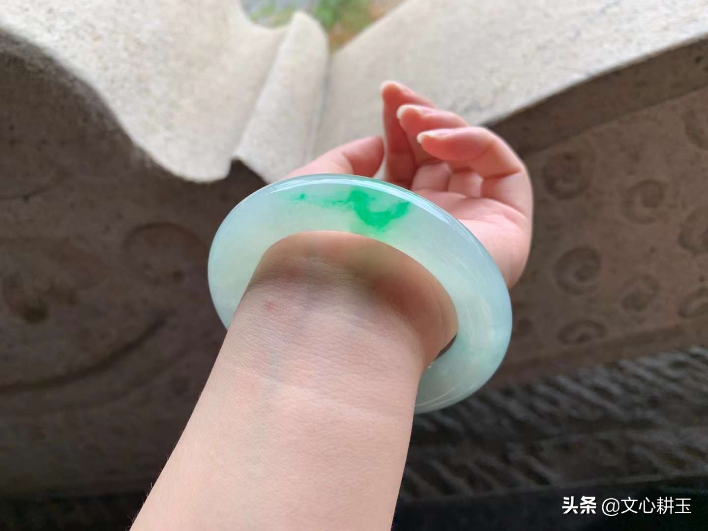 怎么简单摘下玉手镯,怎样轻松摘下金手镯