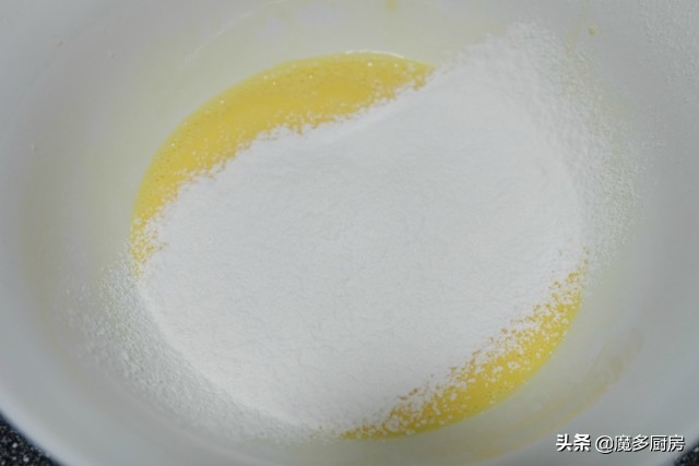 用鸡蛋做蛋糕不用打蛋器不用面粉,想吃蛋糕不用买自己在家做