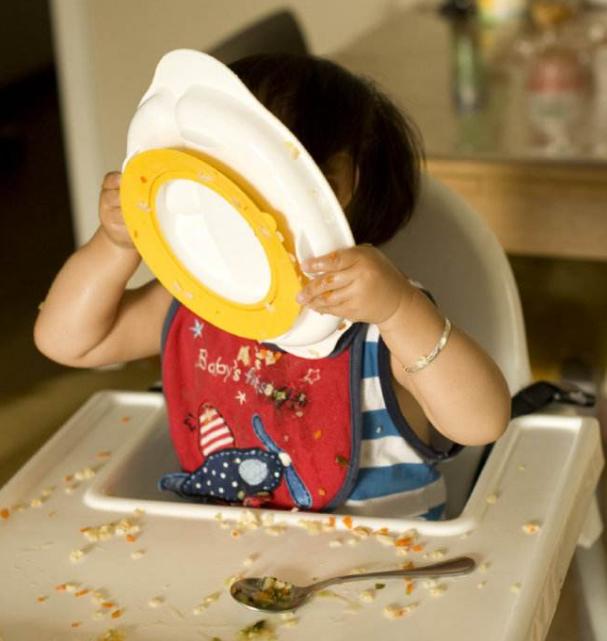 嫌孩子吃饭脏，宝妈夺过勺子亲自喂，自以为是的爱其实是害了孩子