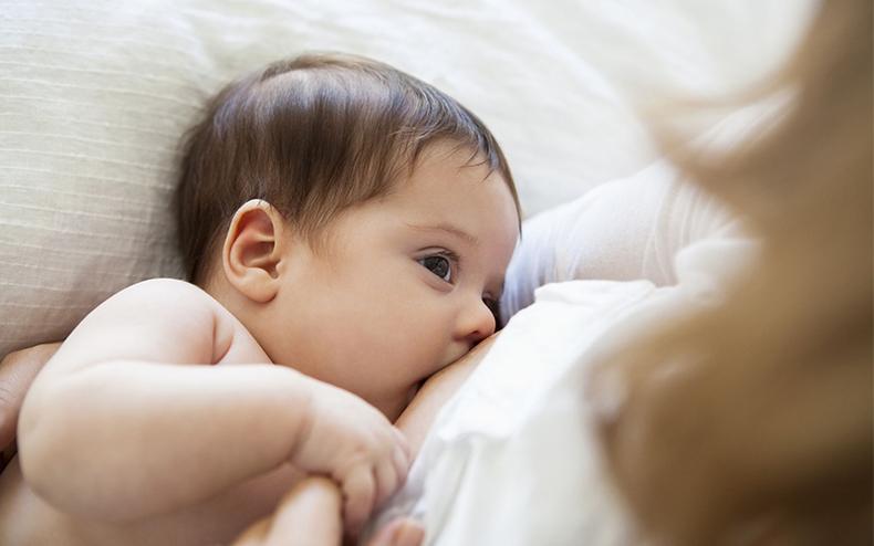 宝宝总是挠耳朵是中耳炎吗,宝宝频繁挠耳朵肿了